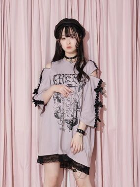 Noemie Lilac Yami Kawaii Bunny Graphic Cold-Shoulder Oversize Tee with Lace